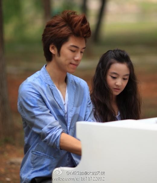 Mới đây, Miki và nam ca sỹ Trương Mộc Dịch 24 tuổi bất ngờ công khai tình yêu trên trang weibo, gây rúng động cộng đồng mạng. Miki còn tuyên thệ 16 tuổi sẽ kết hôn với Trương Mộc Dịch.
